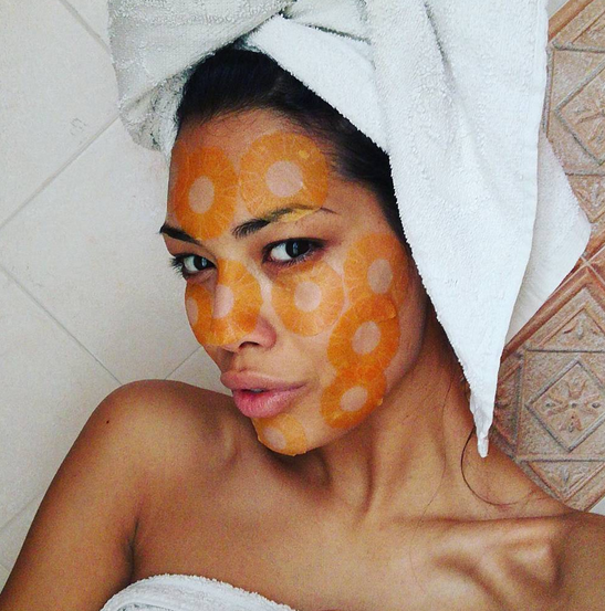 dziewczyna w slice mask - maseczce w formie plasterków