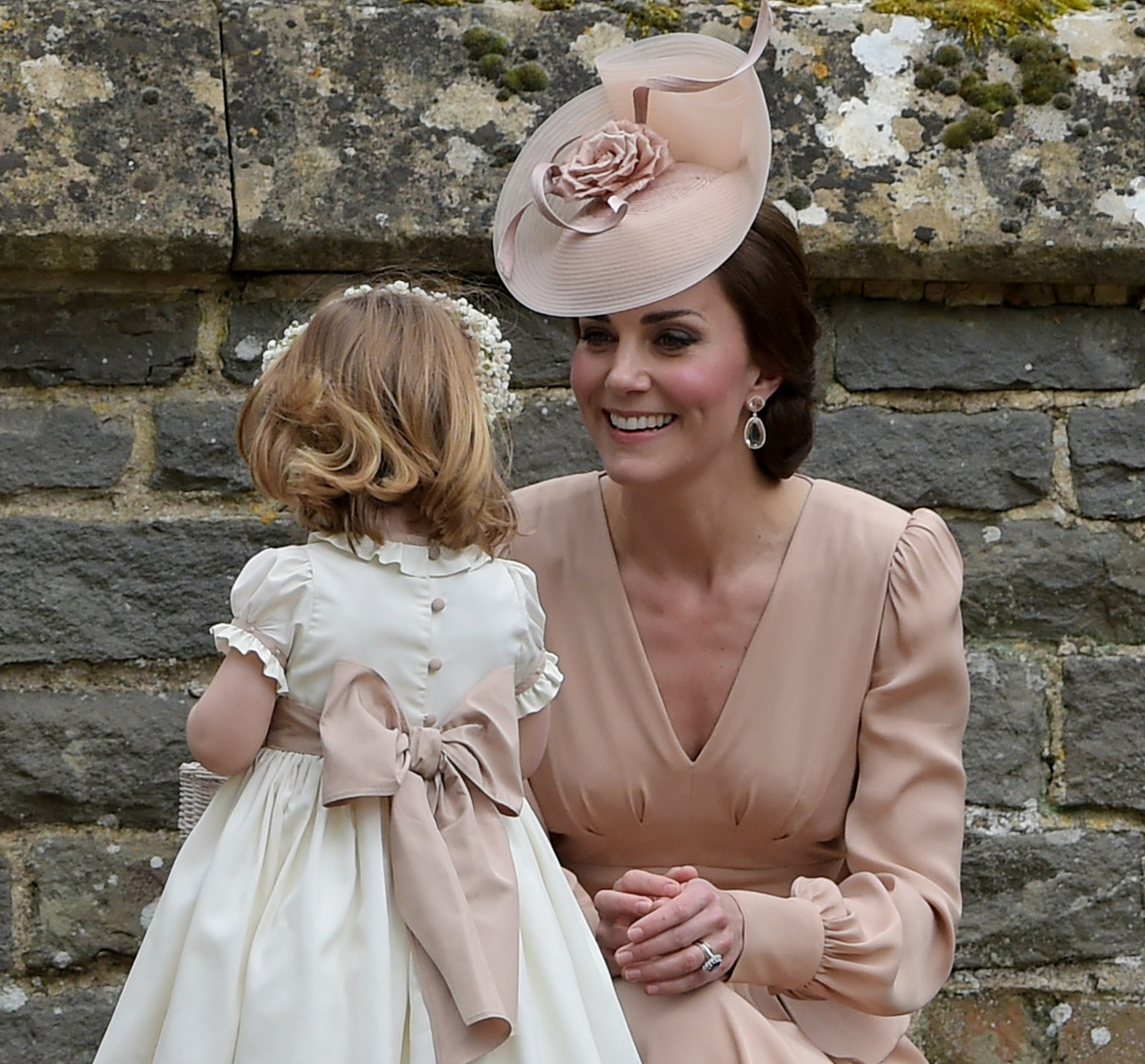 księżna kate middleton uśmiechnięta z córką