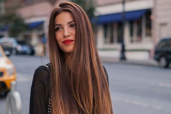 dziewczyna z długimi włosami szatynka