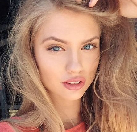 piękna blondynka selfie