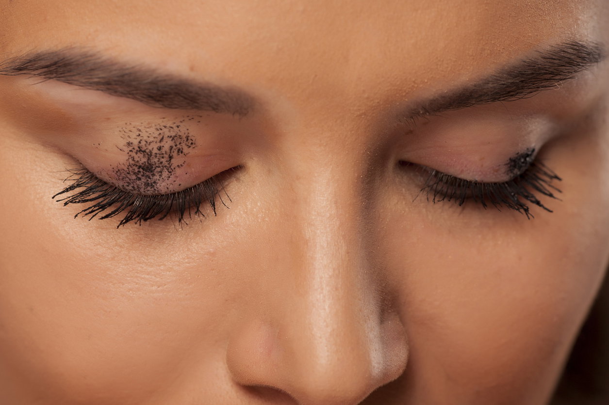 Rozmazana mascara na powiekach