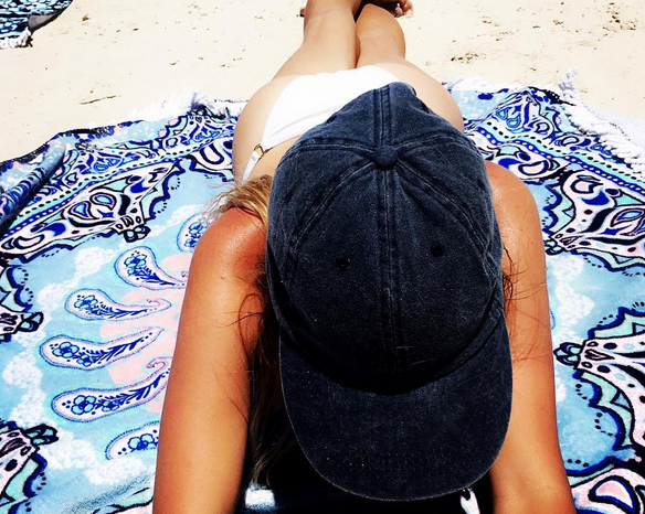 dziewczyna z wyraźną opalenizną na plaży