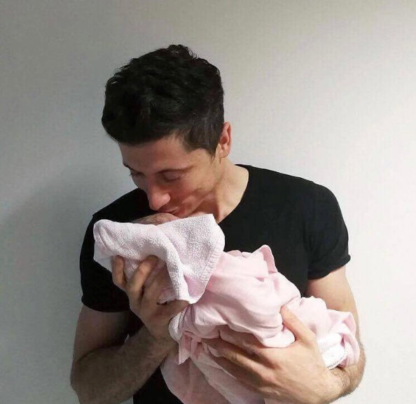 Robert Lewandowski z córką Klarą