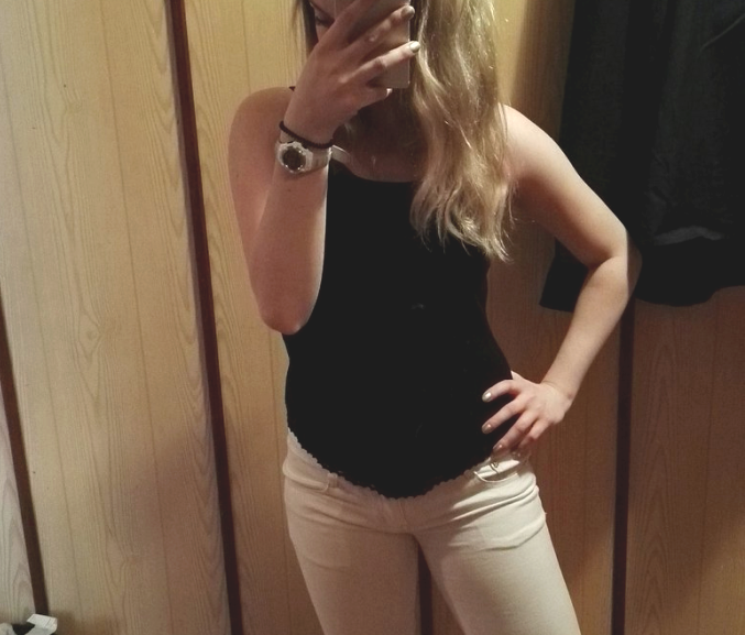 dziewczyna robi sobie selfie w lustrze
