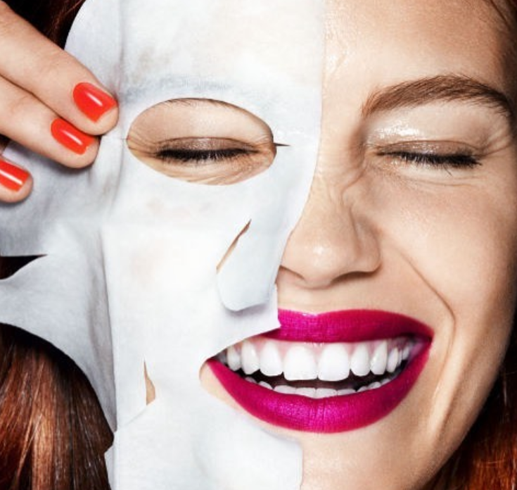 roześmiana kobieta z maseczką w płachcie