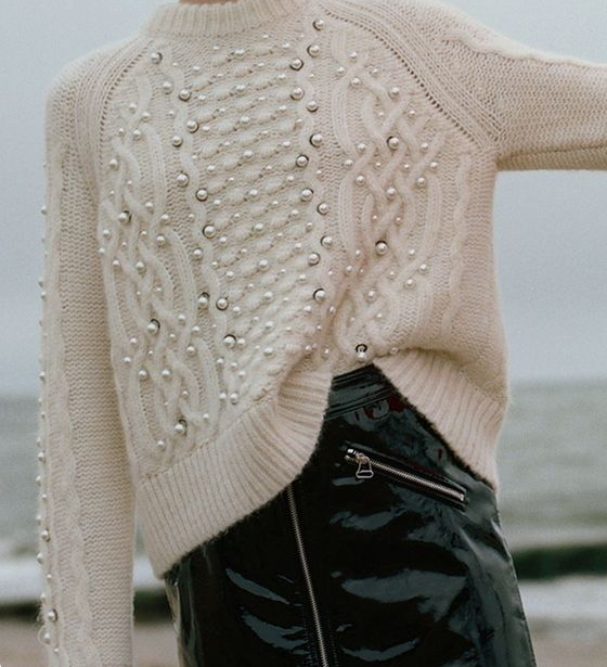 sweter z perłami biały gruby na jesień