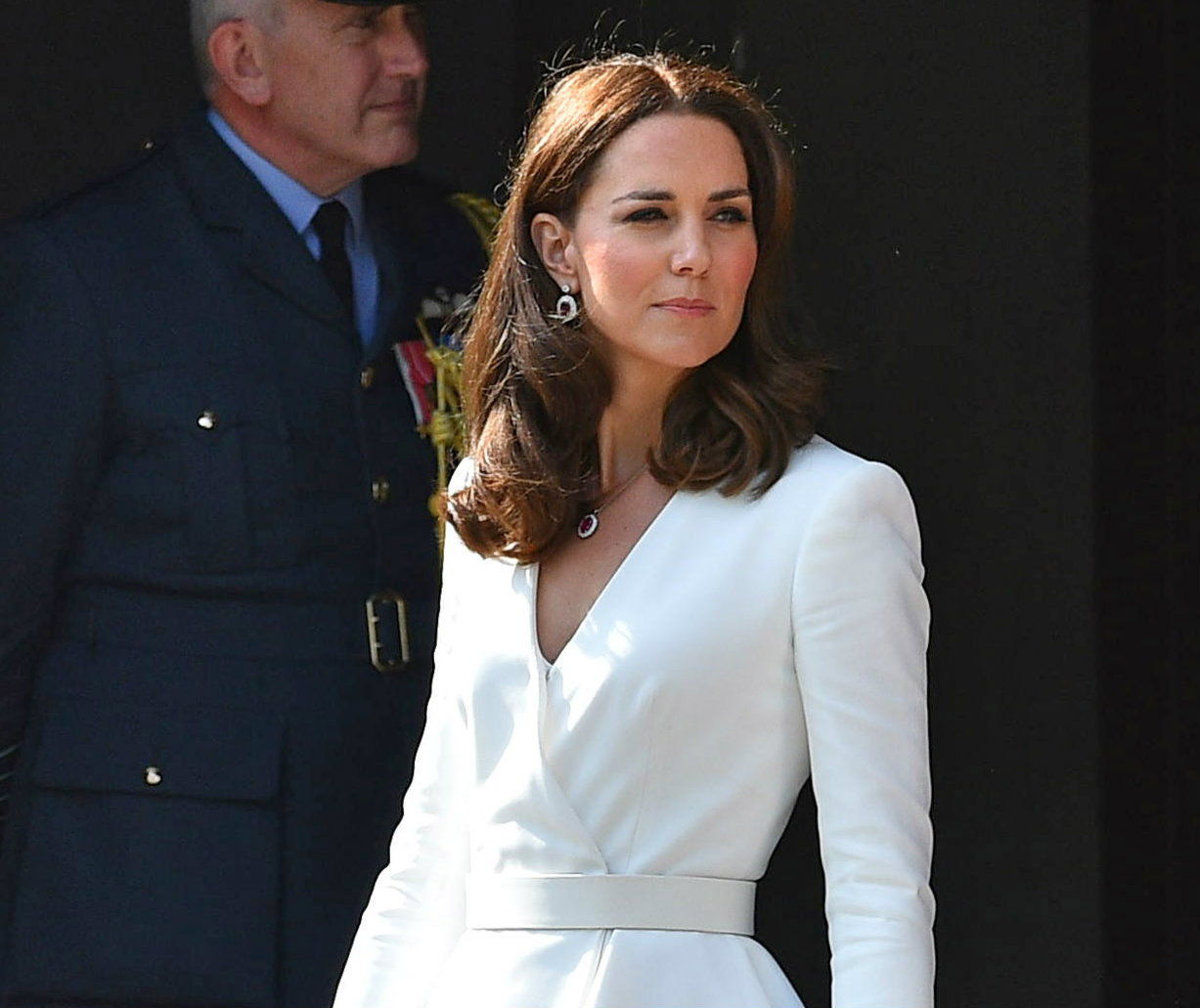 kasiężna kate fryzura makijaż