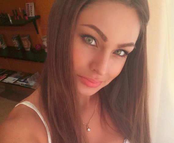 uśmiechnięta szatynka robi sobie selfie