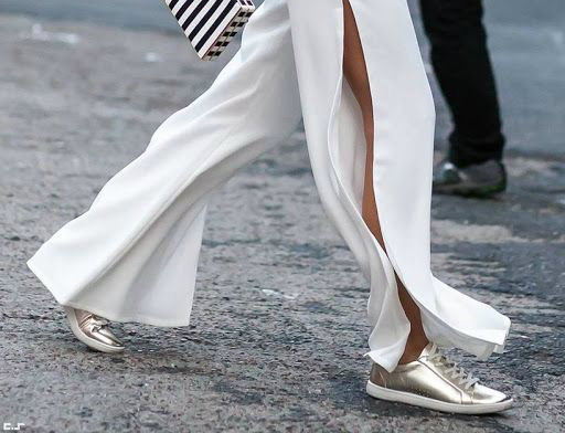złote trampki buty sportowe stylziacja