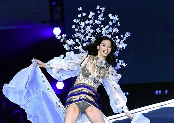 ming xi upadek na pokazie victorias secret