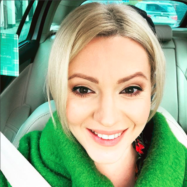 Dorota Szelągowska w zielonym płaszczu - selfie z samochodu