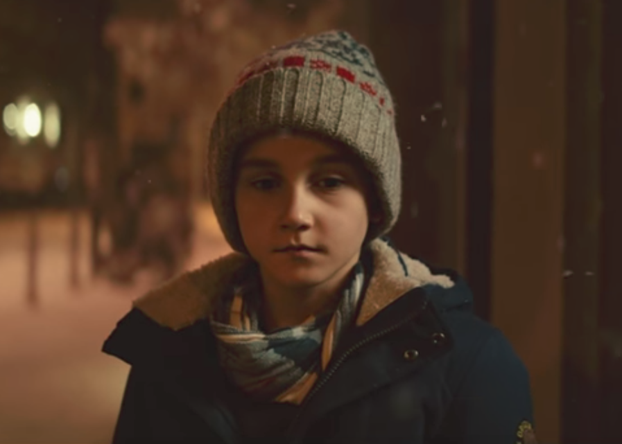 chłopiec w świątecznej reklamie Allegro