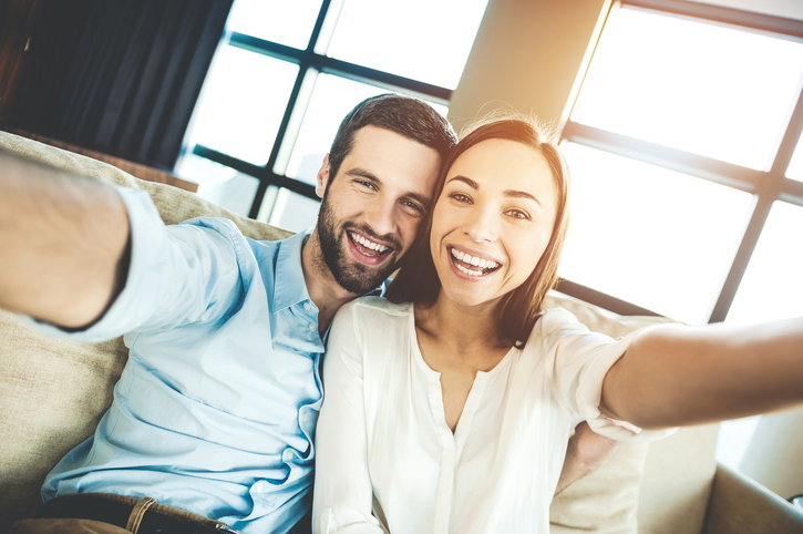 Dlaczego niektóre pary chętnie dzielą się wspólnymi zdjęciami?