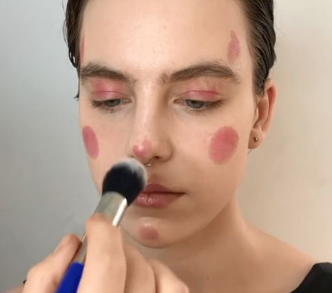 makijaż różem w sticku