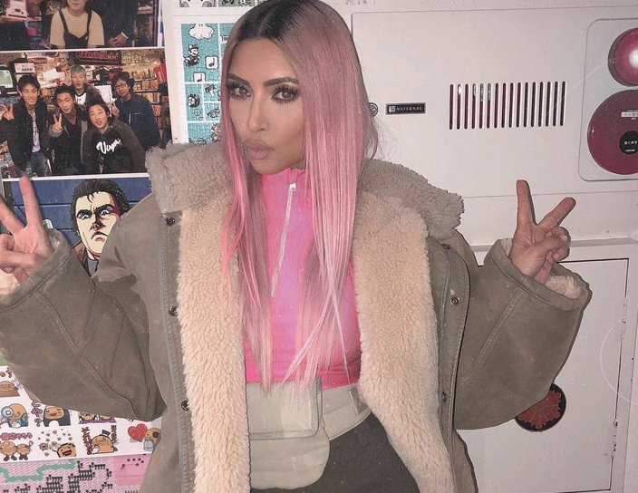 kim kardashian różowe włosy