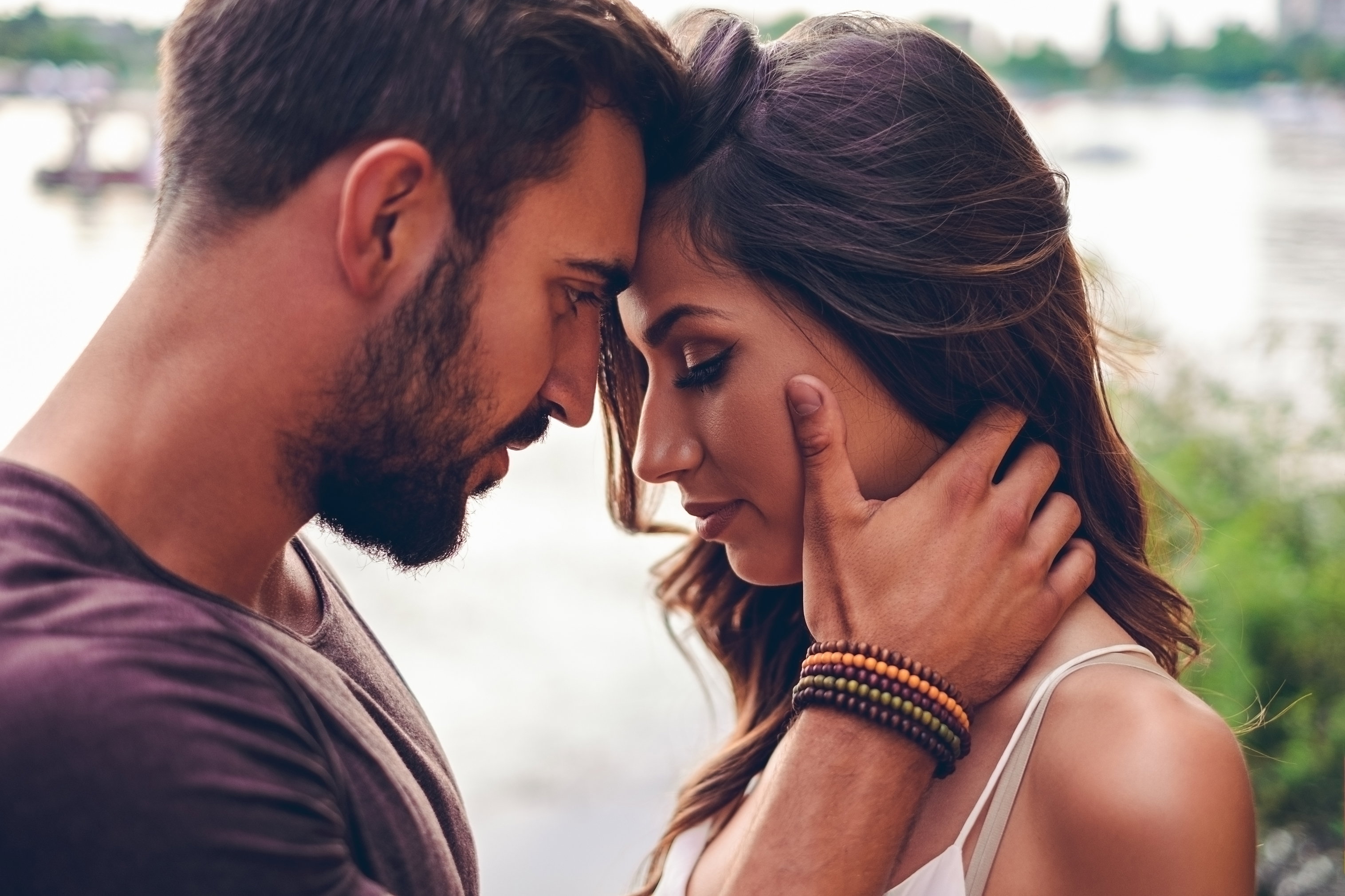 Masturdating staje się coraz bardziej popularny. Dlaczego warto postawić na taką formę przyjemności?