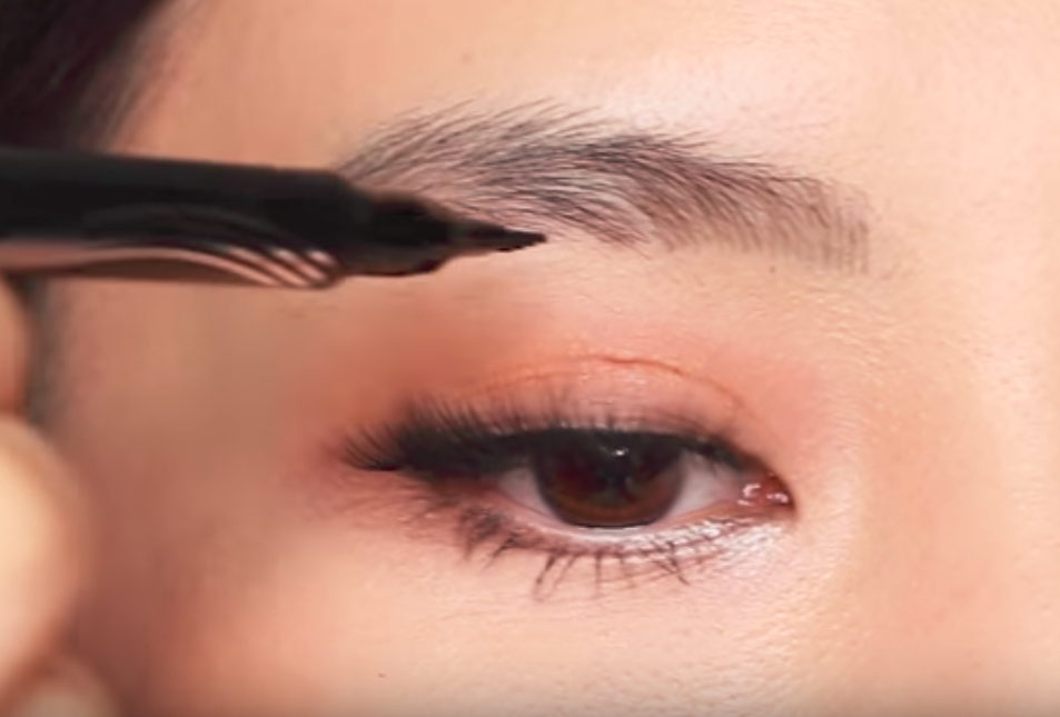 microblading za pomocą kosmetyku Maybelline New York Tattoo Studio Brow Tint Pen