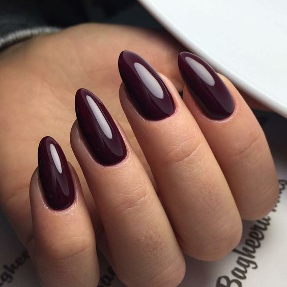 bordowy manicure