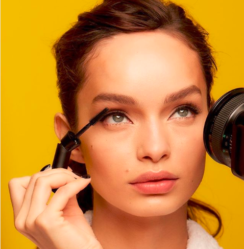 modelka maluje rzęsy