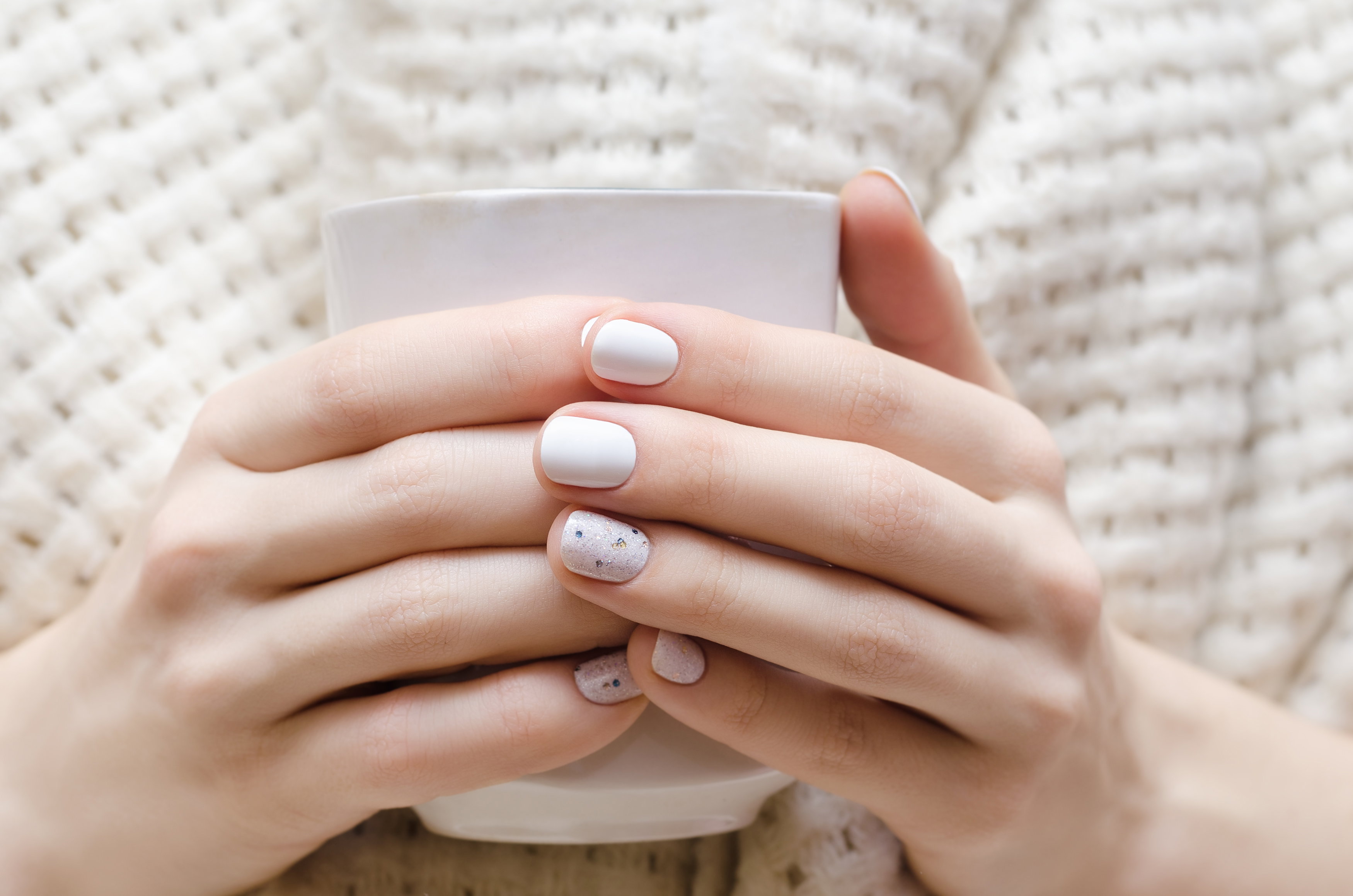 biały manicure na zimę