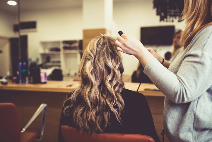 Dziewczyna z kręconymi włosami w kolorze blond