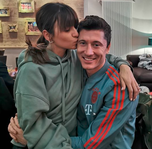 Robert Lewandowski prawie uderzył Anię piłką