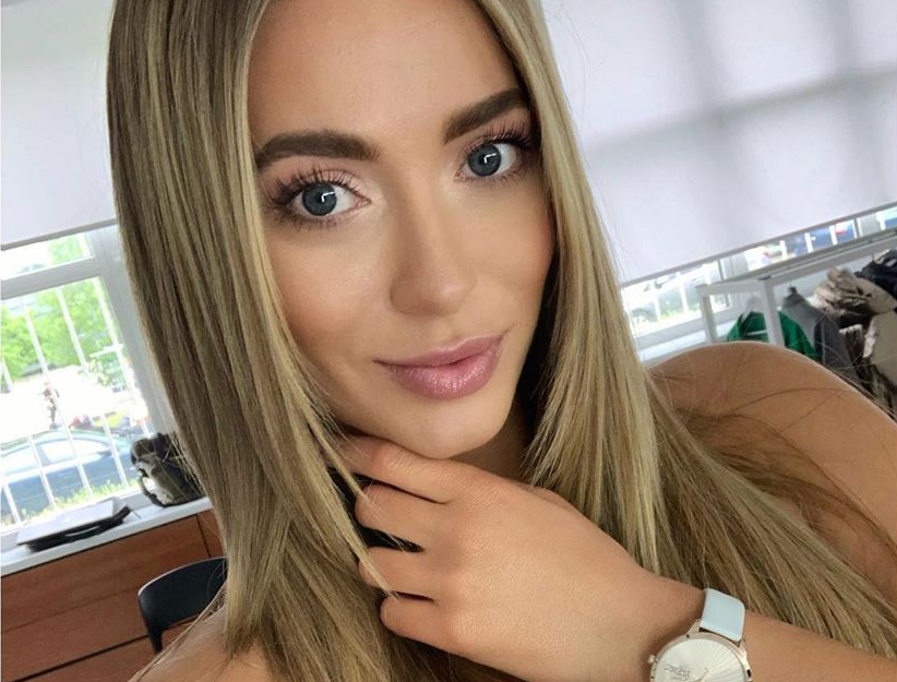 Marcelina Zawadzka w platynowych włosach