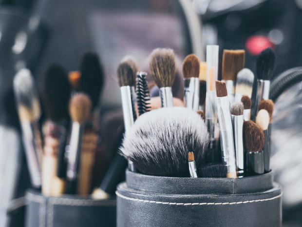 Make-up brushes in Leather cylinder.