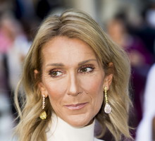 Celine Dion ma bardzo krótkie włosy. Postawiła na pixie cut