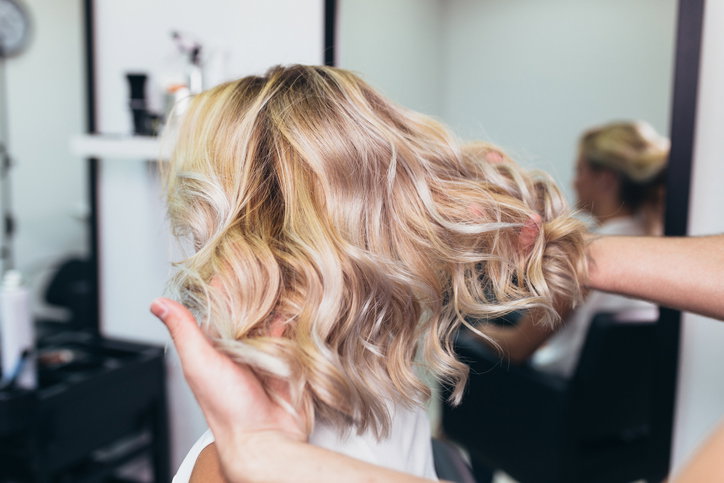 Czarna maska do włosów Royal Canadian uratuje żółty blond