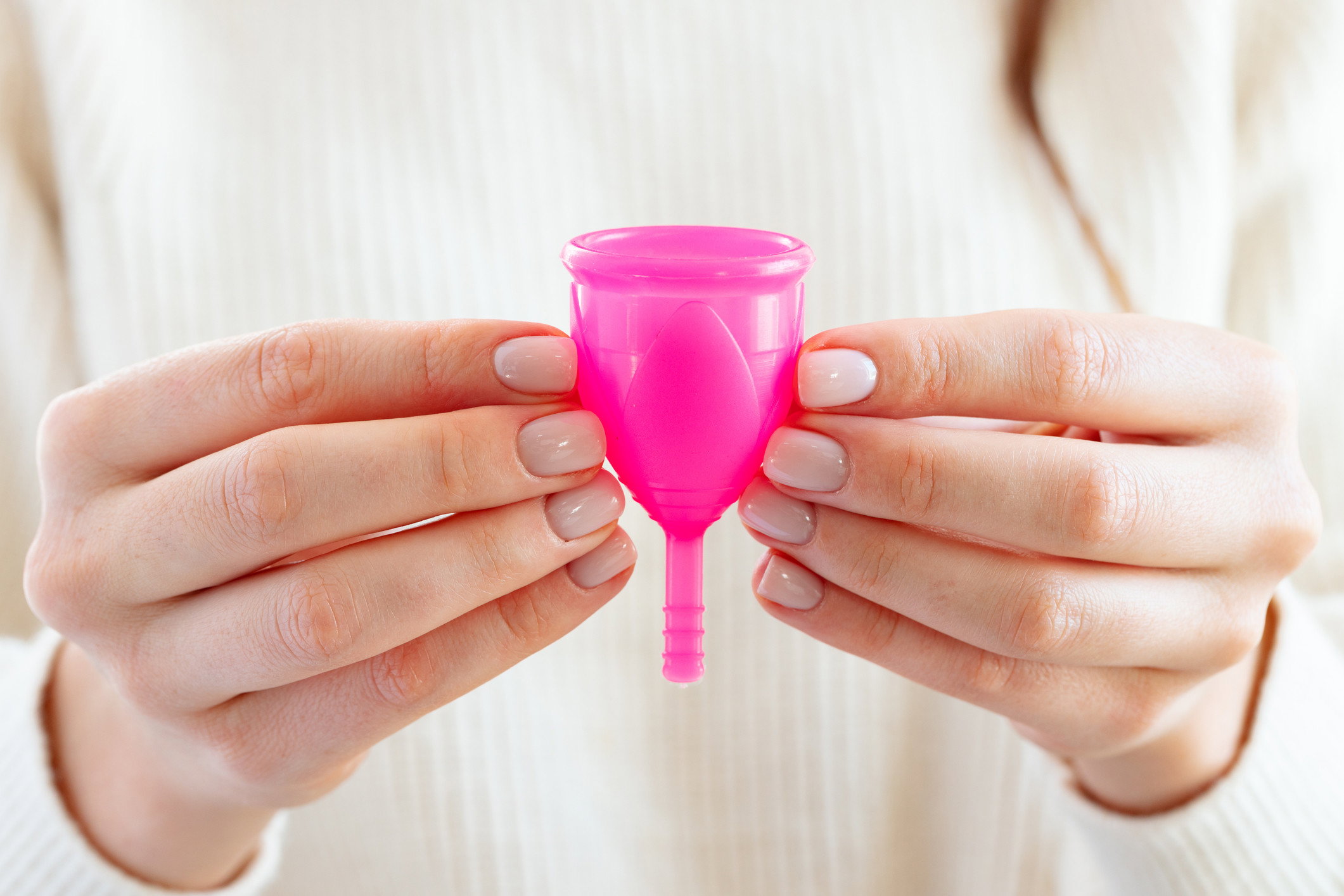 jak założyć i wyjąć kubeczek menstruacyjny