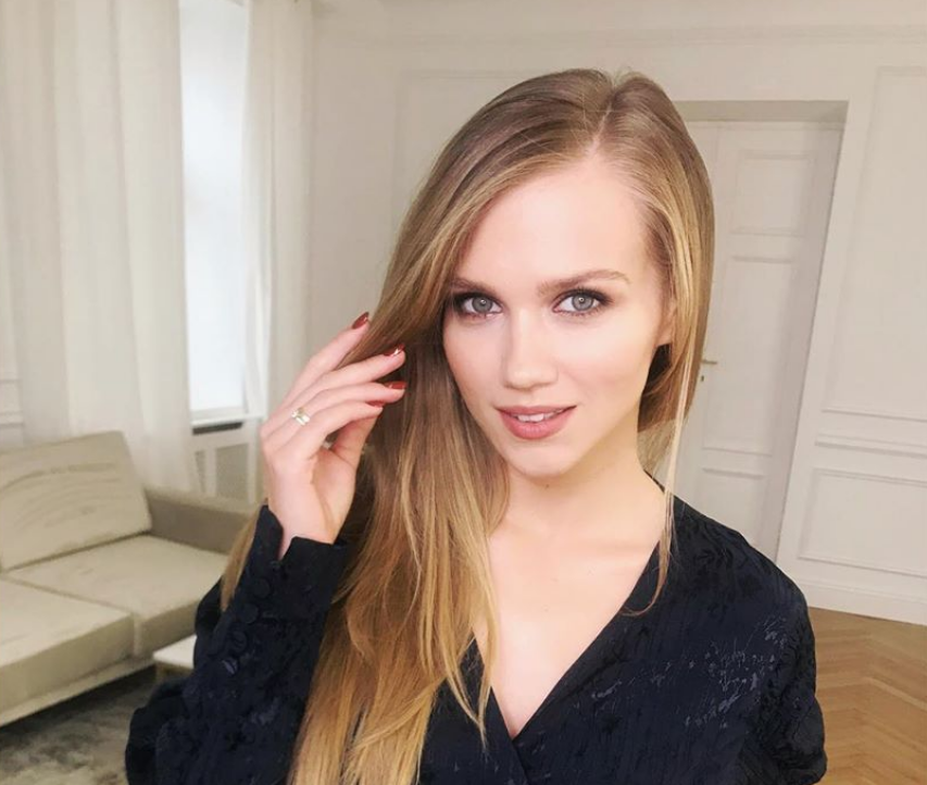 Agnieszka Kaczorowska w cekinowej spódnicy z H&M