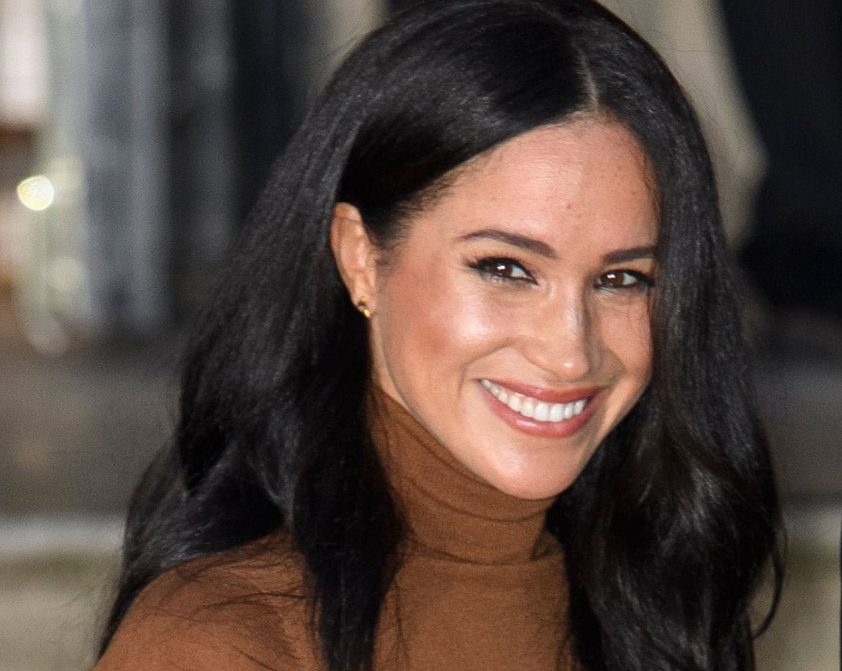 Meghan Markle z plamami potu pod pachami