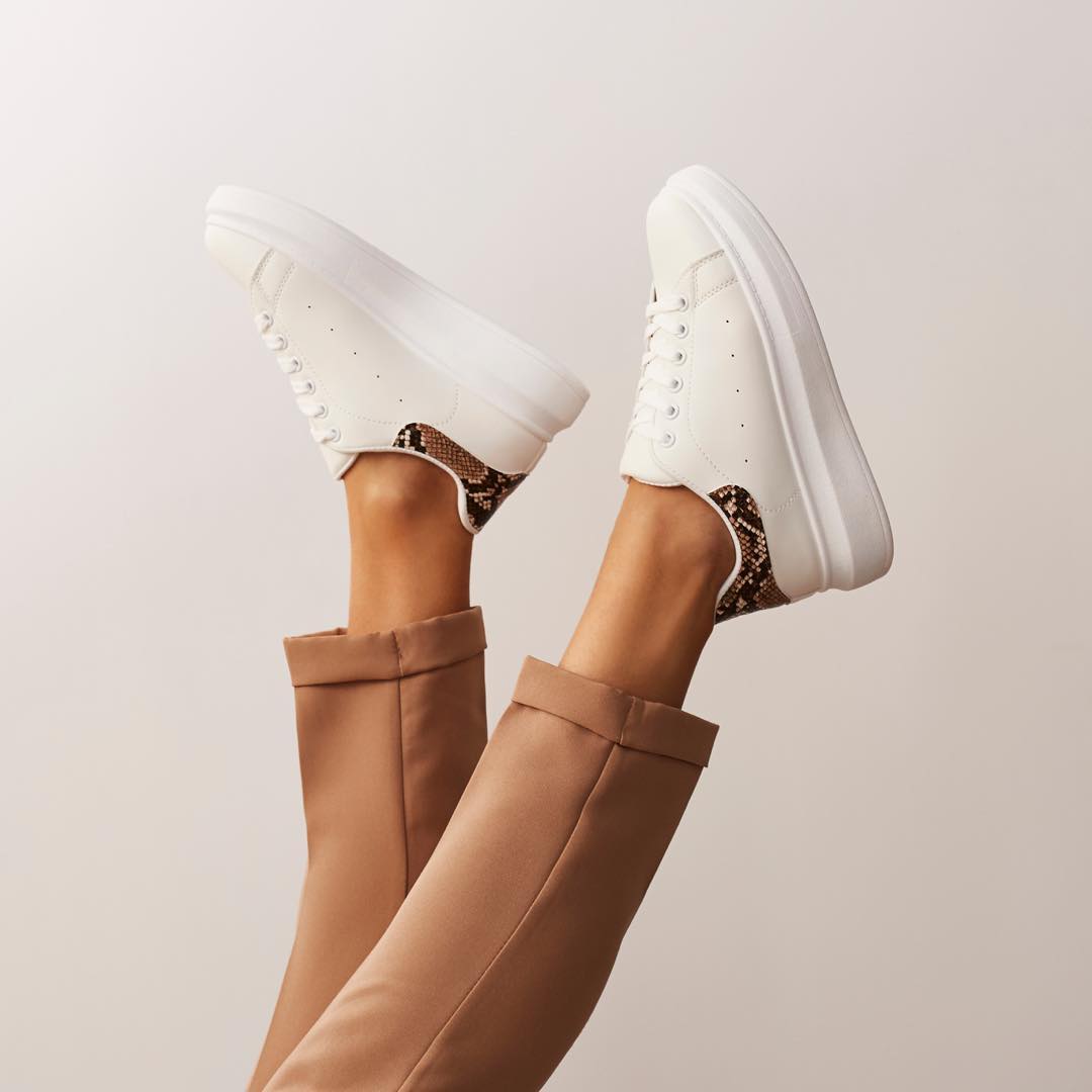 białe sneakersy