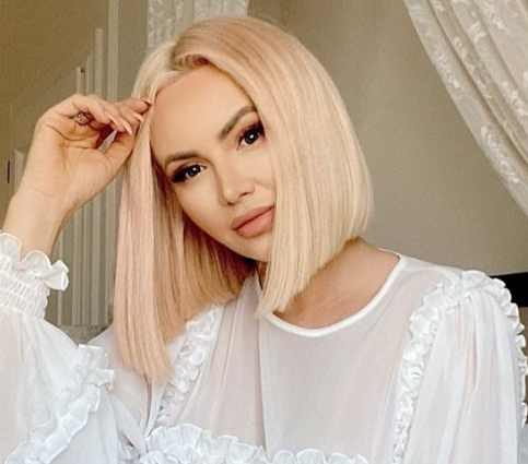 Izabela Macudzińska z „Królowych życia” zmieniła fryzurę na platynowego cool girl boba
