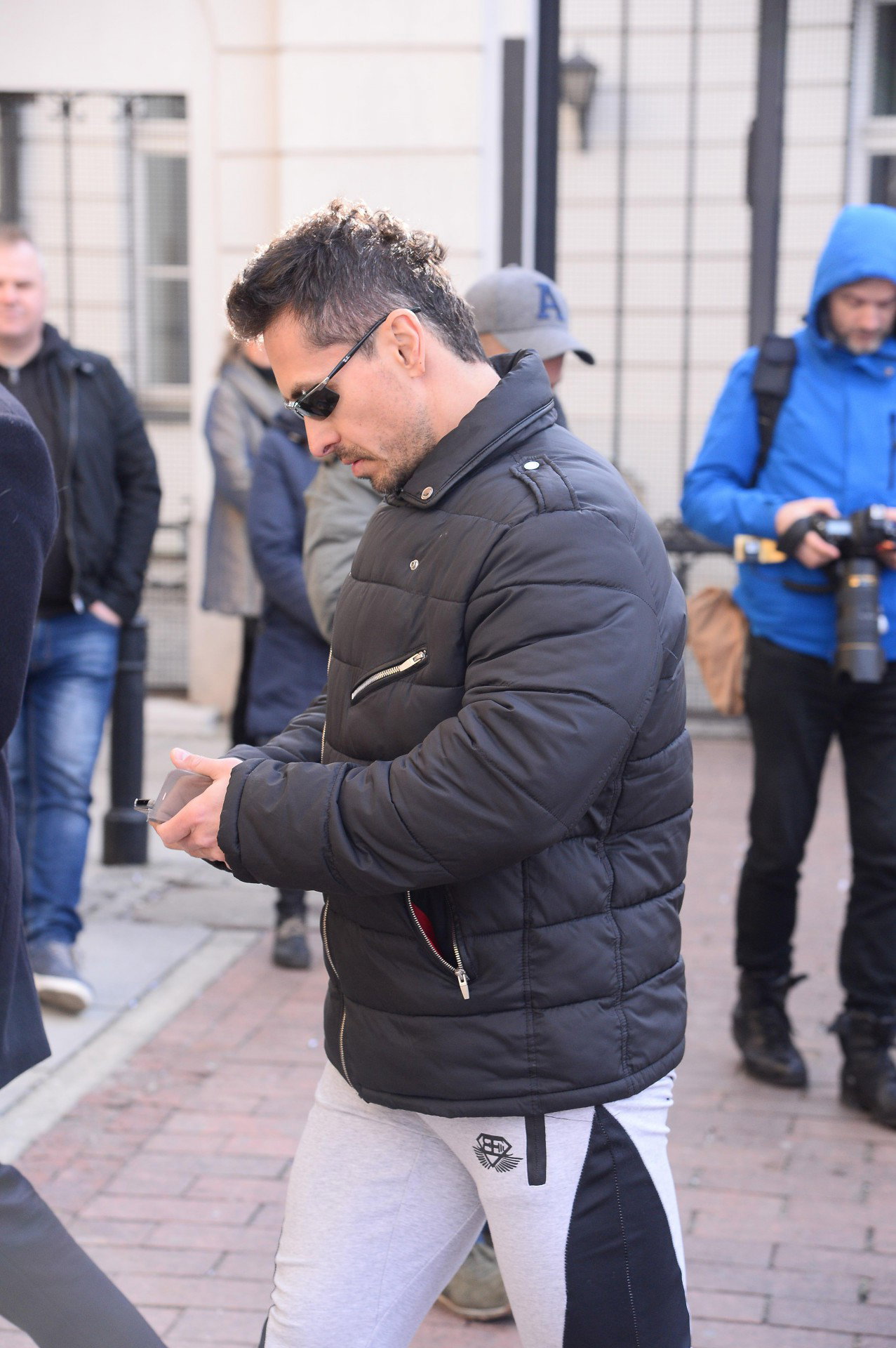 Mąż Katarzyny Skrzyneckiej na pogrzebie Pawła Królikowskiego