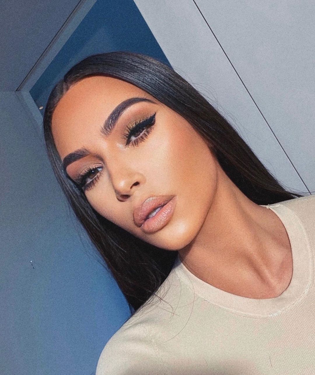 jak zatuszować cienie pod oczami - trik Kim Kardashian