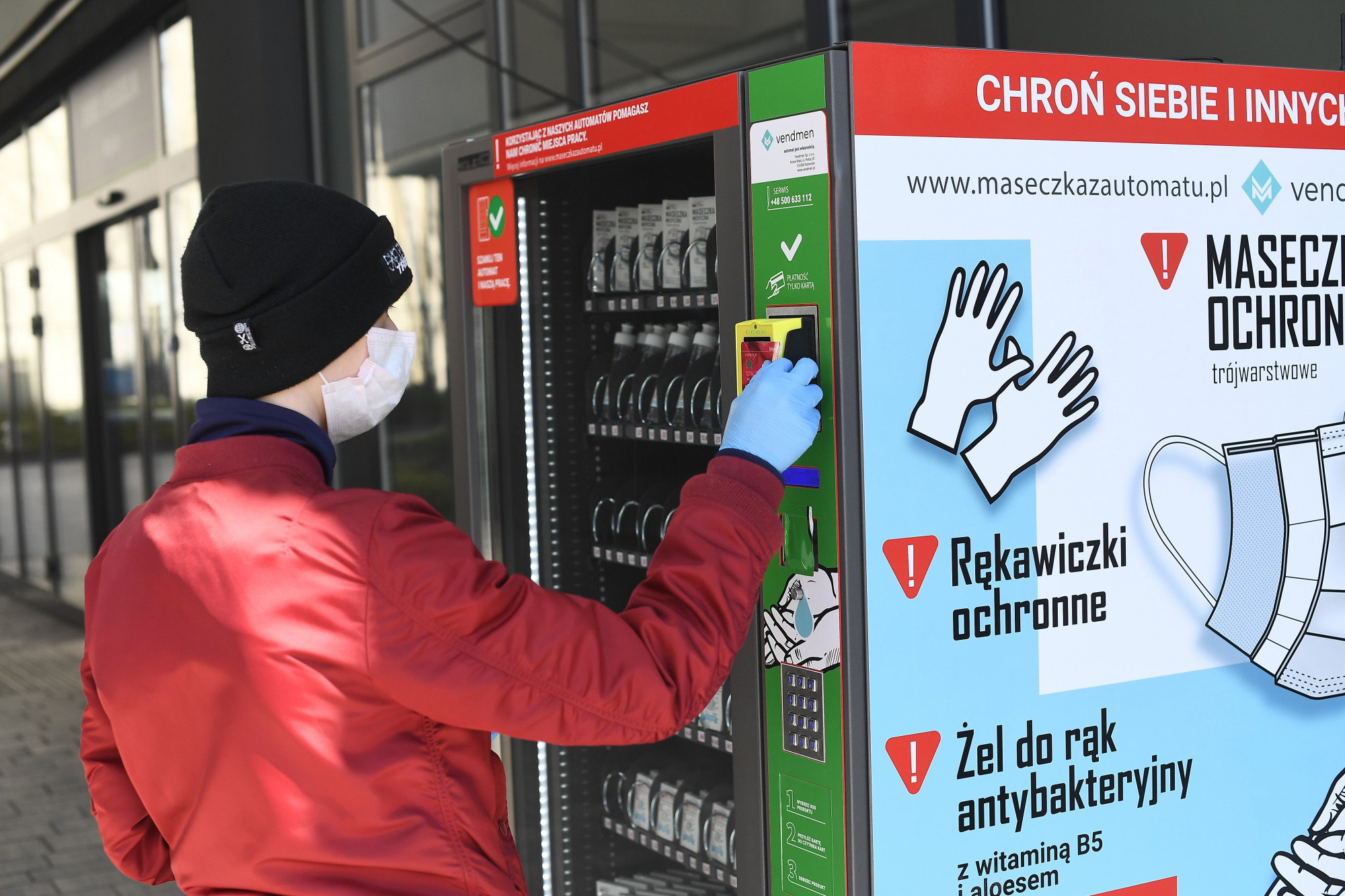 Automaty z maskami i rękawicami ochronnymi