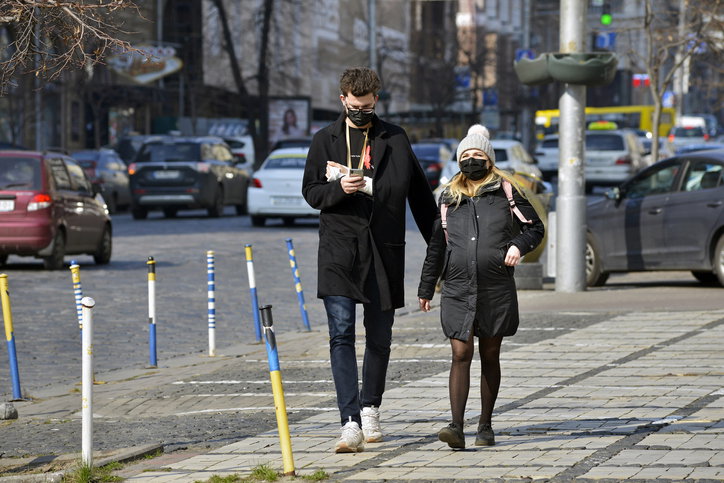 Dystans między członkami rodziny a koronawirus