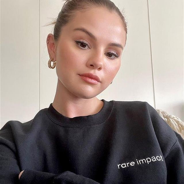 Selena Gomez - modne paznokcie na zimę skittle manicure