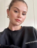 Selena Gomez - modne paznokcie na zimę skittle manicure