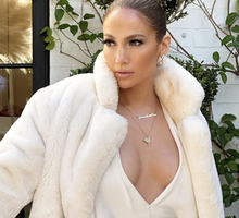 Jennifer Lopez nosi French Candy Cane manicure na święta 2022