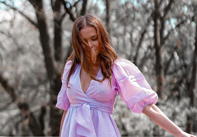 Anna Wendzikowska w modnej liliowej sukience z Reserved