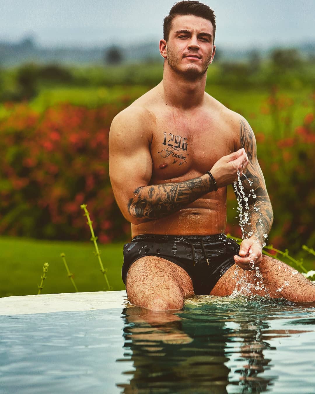 Adam z Hotelu Paradise w objęciach pięknej kobiety