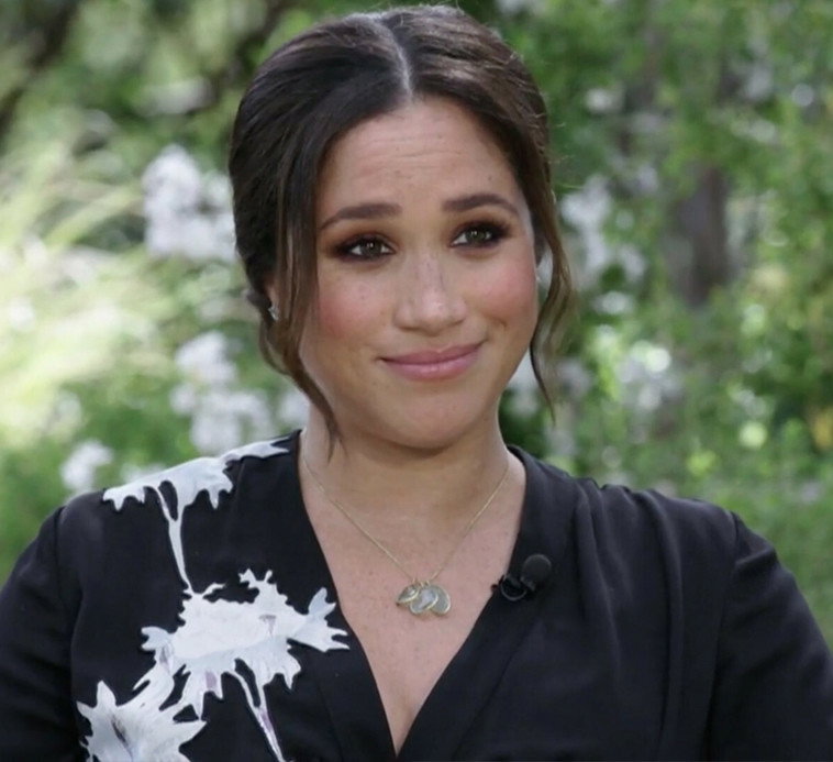 Meghan Markle w czarnej sukience z kwiatami od Armaniego