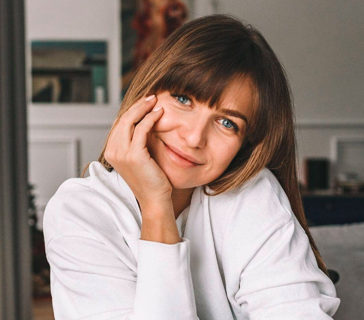 Anna Lewandowska w modnej spódnicy z wyprzedaży