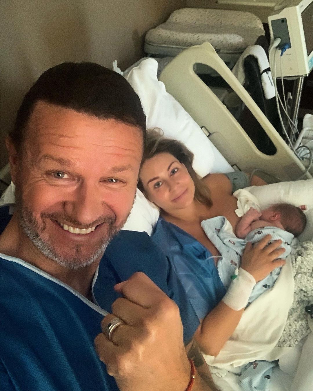 Wyczerpany Radosław Majdan na zdjęciu z Heniem - już widać podobieństwo