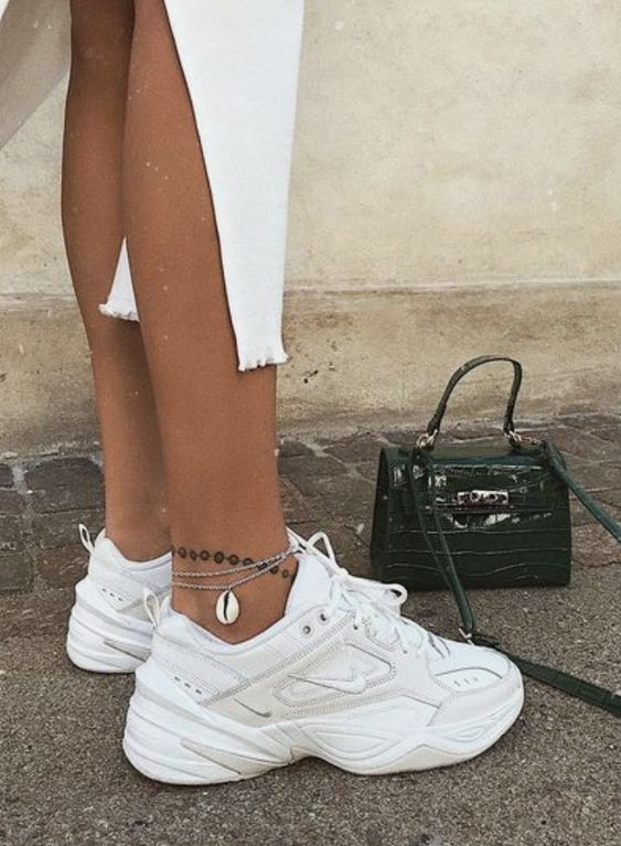 sneakersy jak nosić latem
