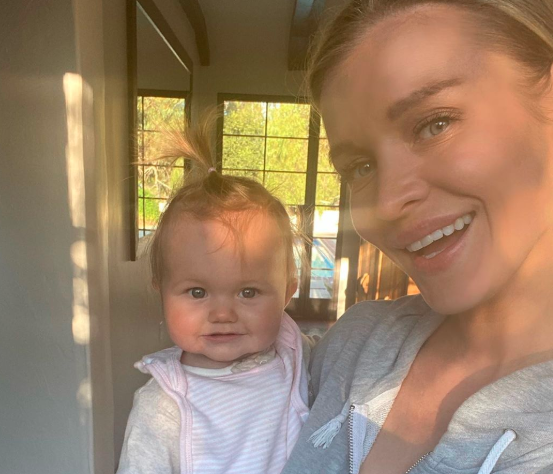 Joanna Krupa w swetrze poplamionym nieszczelną pieluszką córki