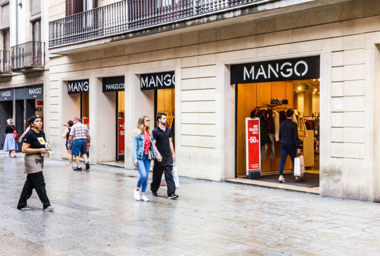 Ta bluzka z Mango to hit Instagrama! Ma ją Lewandowska, Doda i Pisasek